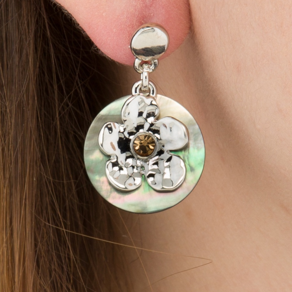 SILVER HAMMERED FLOWER EARRINGS W/ CHAMPAGNE STONE